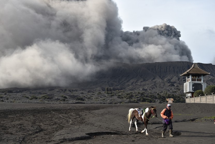 Abu vulkanik menyembur dari kawah Gunung Bromo di Jawa Timur, Jumat (22/3/2019). 