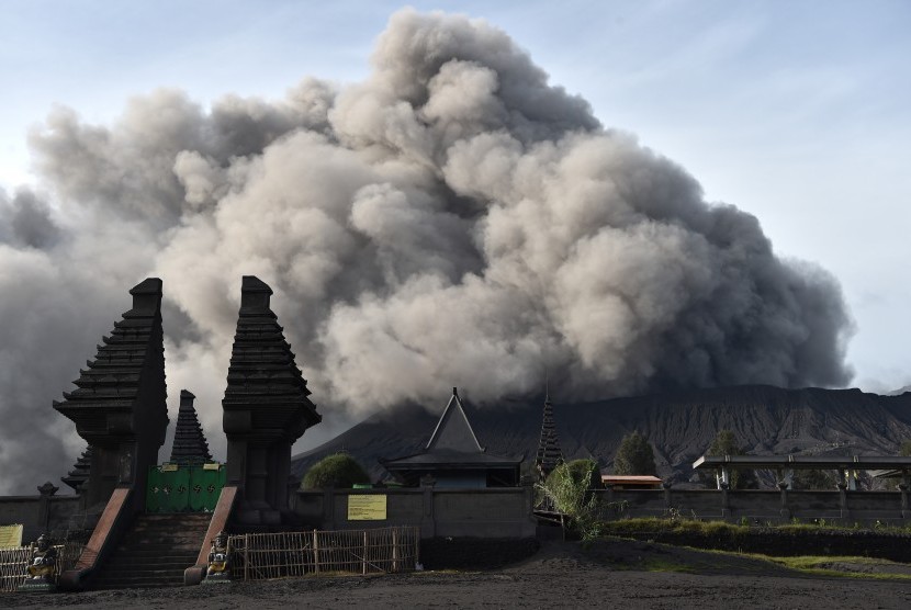 Abu vulkanik menyembur dari kawah Gunung Bromo di Jawa Timur (ilustrasi)