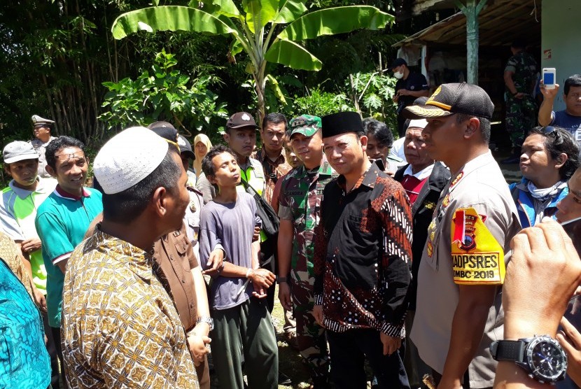 Tersangka pelaku perusakan pesantren dan masjid di Desa Buniayu Kecamatan  Tambak Kabupaten Banyumas, Rojikun alias Ana Mussafa (32), berhasil  ditangkap petugas Polres Banyumas. Namun Kapolres Banyumas AKBP Bambang  Yudhantara Salamun dalam pra rekontruksi Jumat (22/3), menyebutkan  tersangka pelaku perusakan tersebut kemungkinan tidak waras. 