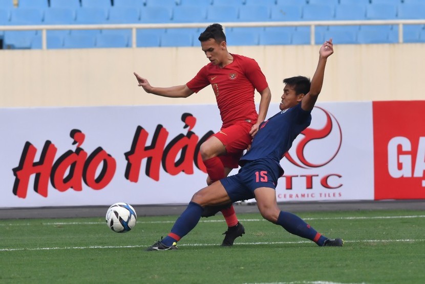 Pesepak bola tim nasional U-23 Indonesia Osvaldo Ardiles (kiri) berupaya melewati pesepak bola tim nasional U-23 Thailand Saringkan Promsupa (kanan) pada pertandingan perdana Grup K kualifikasi Piala Asia U-23 AFC 2020, di Stadion Nasional My Dinh, Hanoi, Vietnam, Jumat (22/3/2019).