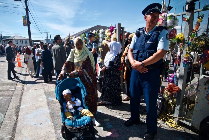 Petugas kepolisian berjaga di depan Masjid Wellington saat pelaksanaan salat Jumat pertama pascapenembakan di dua masjid kota Christchurch di Kilbirnie, Wellington, Selandia Baru.