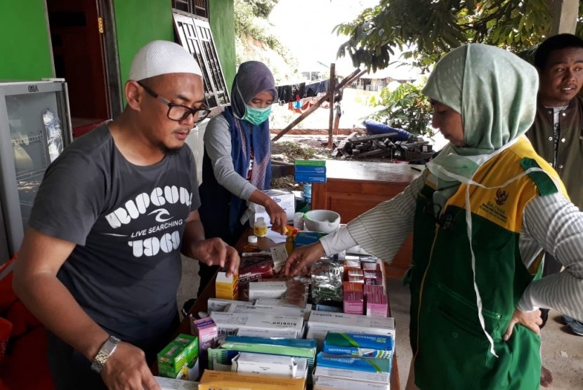 Tim medis Baznas memberi pelayanan kesehatan di Kampung Simporo, Distrik Ebungfau, Jayapura, Papua, Sabtu (23/3). Warga di kampung yang berada di pinggir Danau Simporo itu berdatangan memeriksa kesehatannya. 