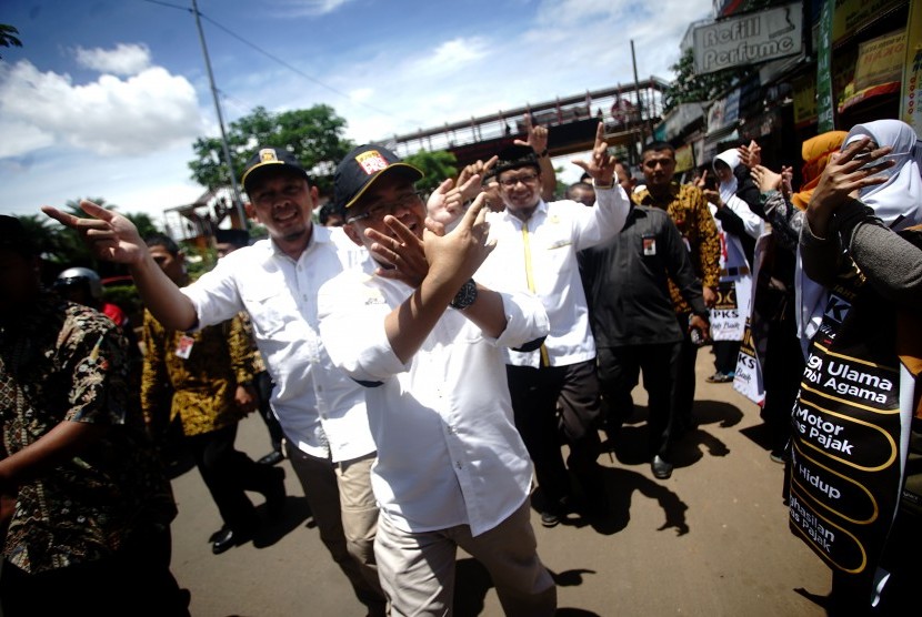 Presiden Partai Keadilan Sejahterah (PKS) Sohibul Iman menyapa kader dan simpatisan PKS saat kegiatan Flash Mob PKS di Margonda Raya Depok, Jawa Barat, Sabtu (23/3/2019). 
