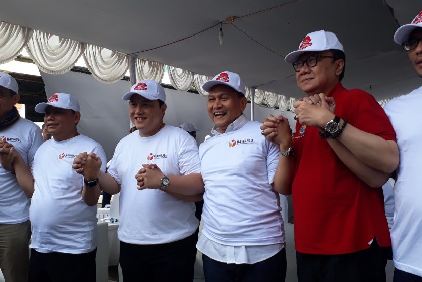 Menteri Dalam Negeri (Mendagri) Tjahjo Kumolo (berbaju merah) beserta  dengan peserta pemilu 2019 lainnya di menghadiri Deklarasi Komitmen Bersama  Menjelang Kampanye Rapat Umum dan Iklan Kampanye Pemilu, di halaman Bawaslu  Jakarta, Sabtu (23/3). 