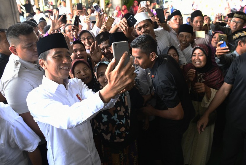 Presiden Joko Widodo (kedua kiri).