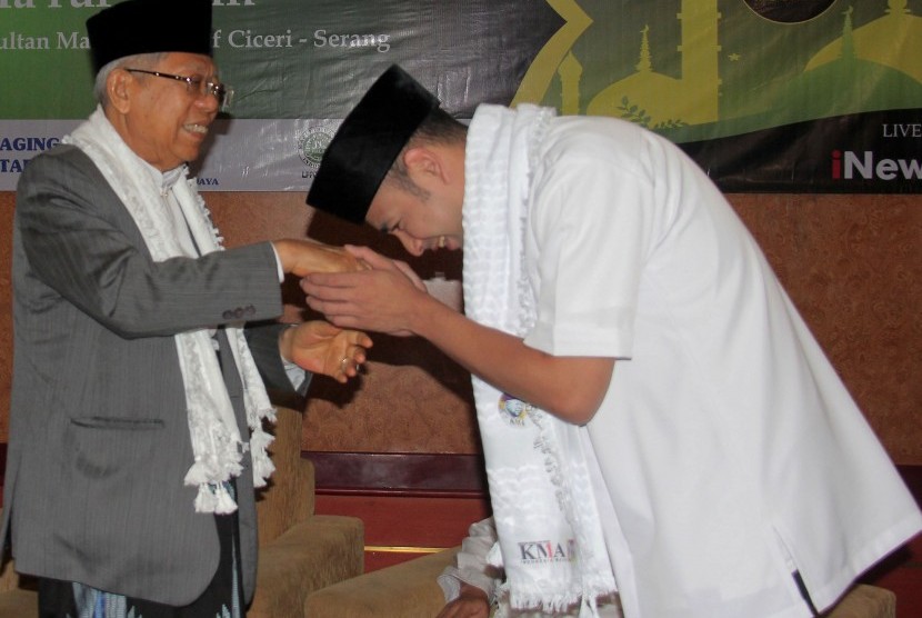 Artis Rafi Ahmad (kanan) menyalami Cawapres nomor urut 01 KH. Ma'ruf Amin (kiri) di Serang, Banten, Sabtu (23/3/2019).