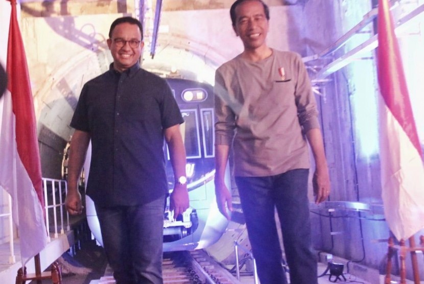 Presiden Joko Widodo dan Gubernur DKI Jakarta Anies Rasyid Baswedan dalam peresmian MRT Jakarta  secara simbolis di Stasiun Istora Mandiri, Ahad (24/3). 