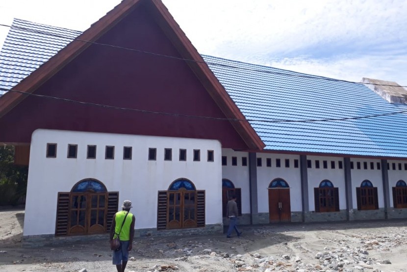 Gereja di Kampung Taruna, Hinekombe, Distrik Sentani, Kabupaten Jayapura, Papua. Perayaan Paskah di Jayapura terganggu akibat pasokan listrik terhenti.