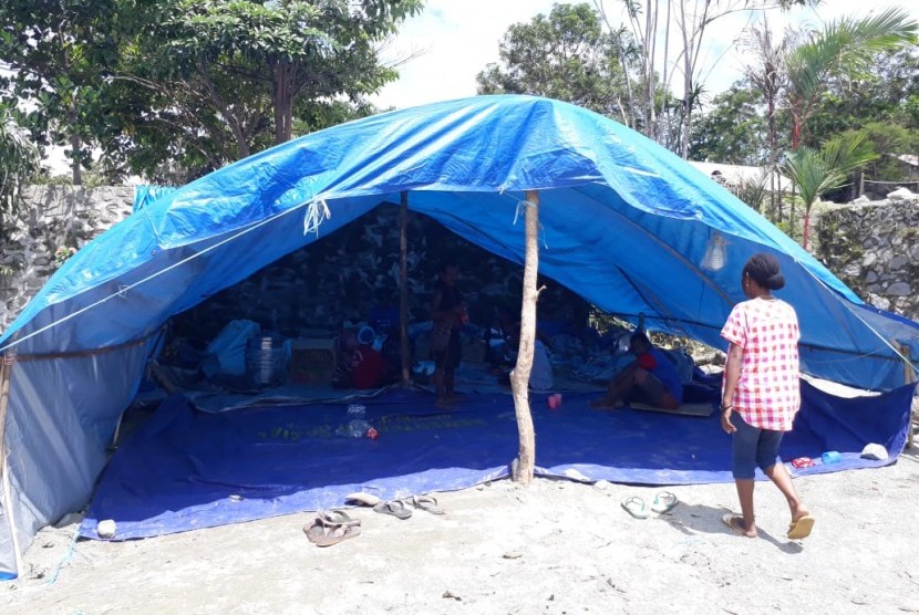 Kondisi tenda pengungsian di kampung Taruna, Hinekombe, Distrik Sentani, Jayapura, Papua, Ahad (24/33). Letak permukiman ini berada di kaki Gunung Cyclop.
