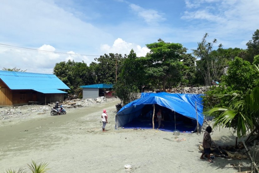 Kondisi tenda pengungsian di kampung Taruna, Hinekombe, Distrik Sentani, Jayapura, Papua, Ahad (24/33). Letak permukiman ini berada di kaki Gunung Cyclop. 