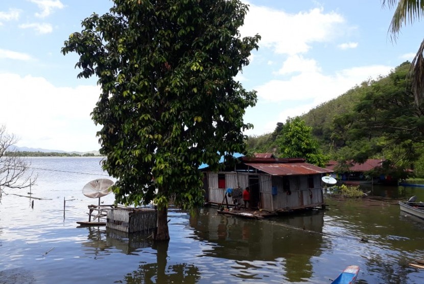 Permukiman warga di distrik Ebungfau, Jayapura, Papua, yang berada di tepi Danau Sentani, ikut tenggelam, Sabtu (23/3). Banjir bandang Sabtu (16/3) malam lalu menyebabkan Danau Sentani meluap sampai setinggi dada orang dewasa.