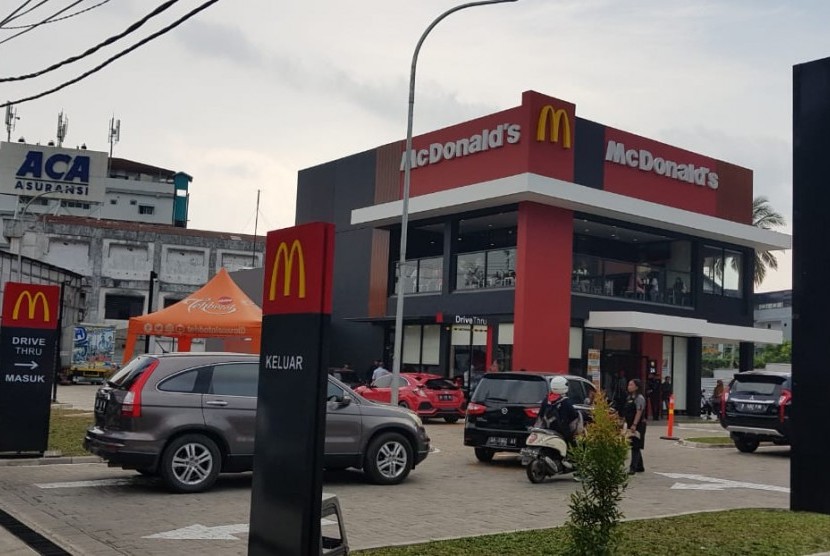 McDonald’s. Imbauan jaga jarak fisik mendorong peningkatan transaksi drive-thru dengan pembayaran nontunai, termasuk di McDonald's.