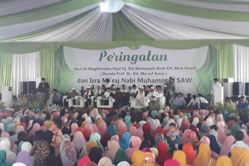 SERANG -- Puluhan ribu santri dan warga Banten berkumpul mengikuti acara  Isra Mi'raj dan peringatan haul Nyai Siti Maimunah binti KH. Moh. Romli  (ibunda KH. Ma'ruf Amin) di Pondok Pesantren An-Nawawi Tanara, Serang,  Banten, Ahad (24/3) siang. 