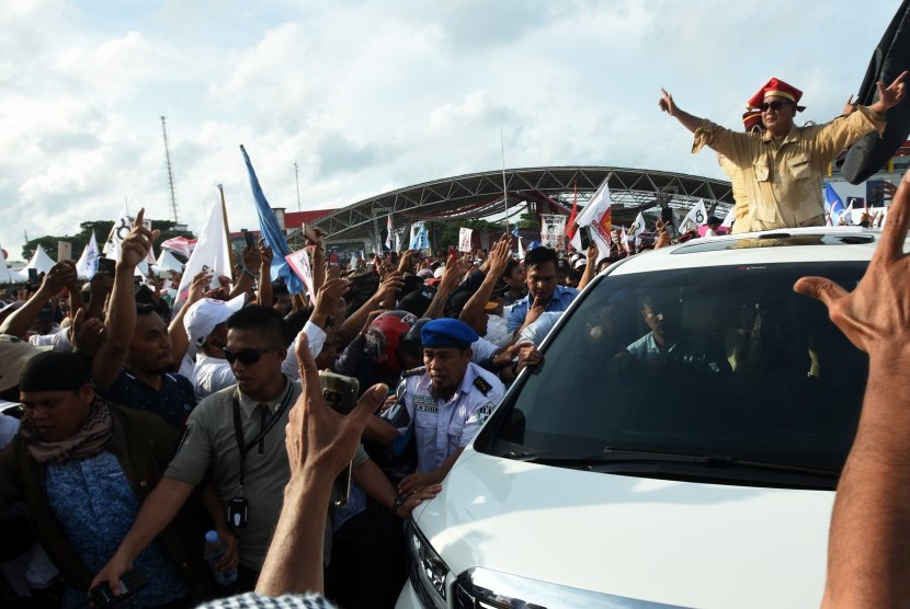 Calon presiden nomor urut 02 Prabowo Subianto menyapa simpatisannya saat melakukan kampanye terbuka (ilustrasi) 