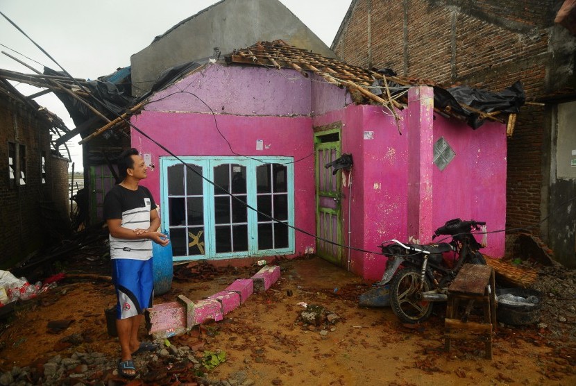 Warga berada di rumah yang rusak akibat diterjang angin puting beliung di  Jepara, Jawa Tengah (ilustrasi) 