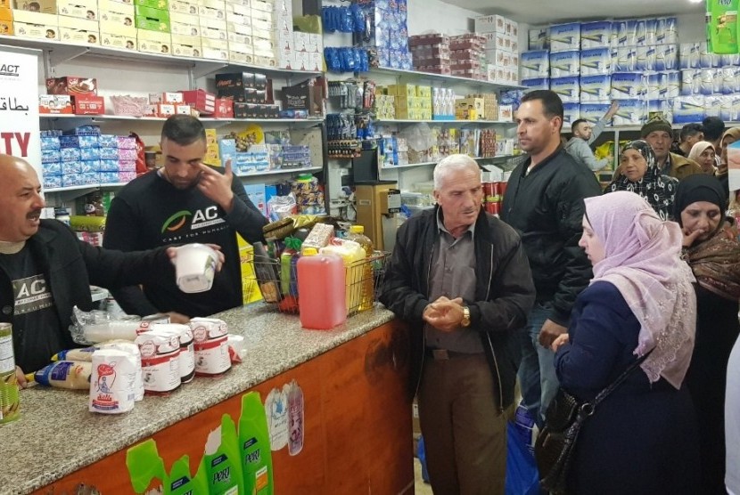 Warga prasejahtera Palestina yang tinggal di dekat Kompleks Al-Aqsa  berbelanja secara cuma-cuma menggunakan Humanity Card yang dikeluarkan  ACT.
