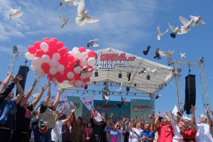 Anggota KPU Provinsi Bali bersama perwakilan partai politik melepaskan burung merpati dan balon sebagai simbolis Deklarasi Kampanye Damai Pemilu 2019 di Denpasar, Bali, Ahad (24/3/2019).