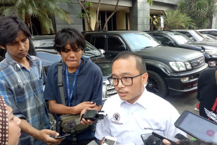 Pengacara Joko Driyono, Andru Bimaseta saat memberi keterangan pada awak media di Mapolda Metro Jaya, Senin (25/3). 