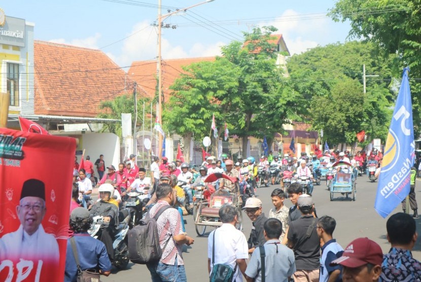 Suasana jelang kampanye terbuka calon presiden nomor urut 01  di Taman Blambangan, Banyuwangi, Jawa Timur, Senin (25/3).