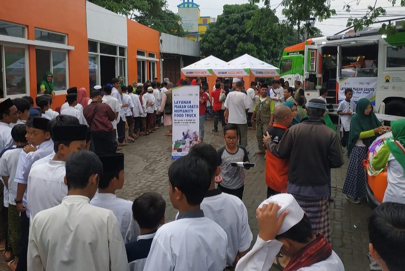 Armada Humanity Food Truck 2.0 Global Zakat Aksi Cepat Tanggap (ACT) saat mendistribusikan 1.000 paket makanan untuk kaum dhuafa dan fakir miskin di Kelurahan Jatisari, Kecamatan Mijen, Kota Semarang, Ahad (24/3)   