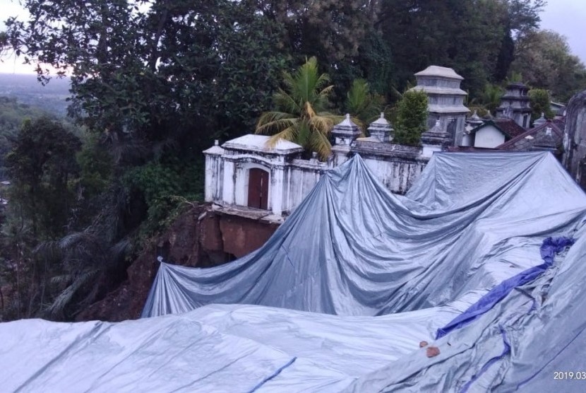  Terpal yang dipasang menutupi makam raja-raja di Kecamatan  Imogiri, Kabupaten Bantul, DIY, Ahad (24/3). Pemasangan terpal dimaksudkan  menghindari longsor susulan dari bekas longsoran yang terjadi pekan lalu.
