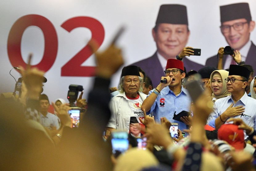 [ilustrasi] Calon Wakil Presiden nomor urut 02 Sandiaga Uno (kedua kiri) didampingi Ketua Umum PAN Zulkifli Hasan (kanan), tokoh budayawan Betawi Ridwan Saidi (kiri) menyapa pendukungnya saat kampanye terbuka di Gelanggang Remaja Jakarta Utara, Tanjung Priok, Jakarta Utara, Senin (25/3/2019).