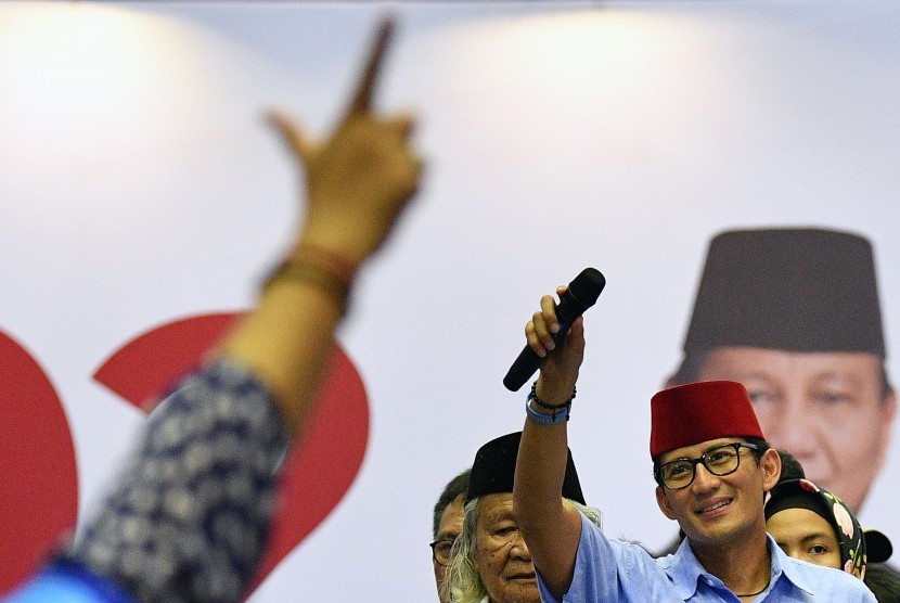 Calon Wakil Presiden nomor urut 02 Sandiaga Uno menyapa pendukungnya saat kampanye terbuka di Gelanggang Remaja Jakarta Utara, Tanjung Priok, Jakarta Utara, Senin (25/3/2019).