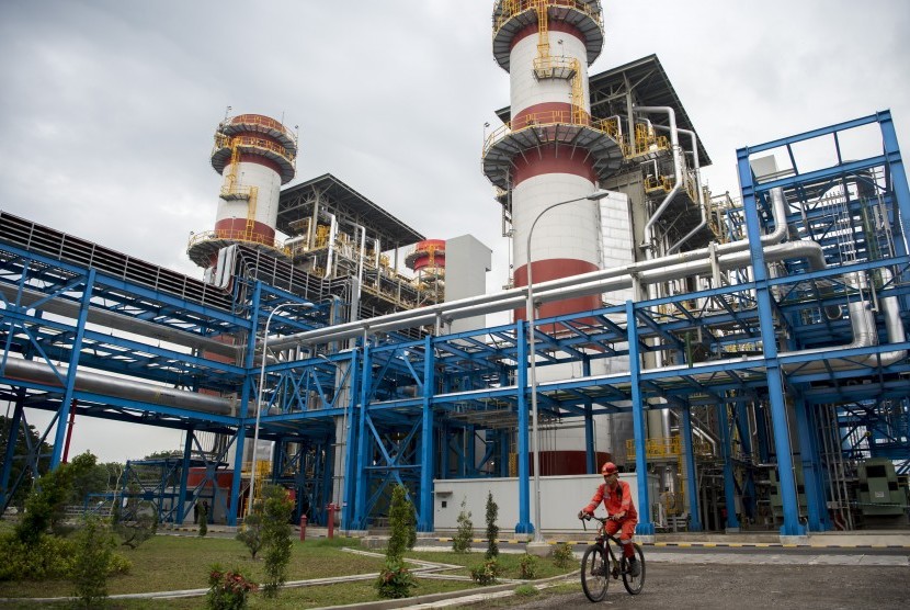 Pekerja berkeliling saat melakukan pemeliharaan rutin di Pembangkit Listrik Tenaga Gas Uap (PLTGU) Grati di Kabupaten Pasuruan, Jawa Timur, Kamis (21/3/2019). 