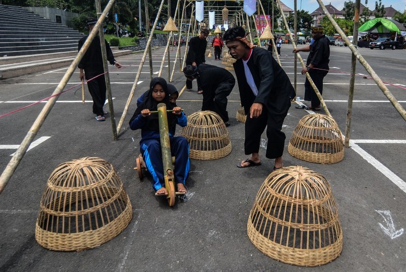 Siswa Sekolah Dasar (SD) mengikuti permainan tradisional Rorodaan pada Festival Permainan Tradisional Alimpaido di halaman kantor Setda Kabupaten Tasikmalaya, Jawa Barat, Senin (25/3/2019).