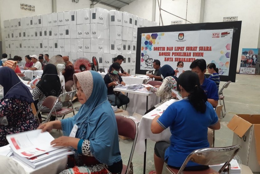 Puluhan petugas melakukan sortir dan pelipatan surat suara DPD untuk Pemilu 2019 di gudang Komisi Pemilihan Umum (KPU) Kota Solo, Senin (25/3). Sebanyak 431.137 lembar surat suara DPD telah tiba di kantor KPU Kota Solo akhir pekan lalu.