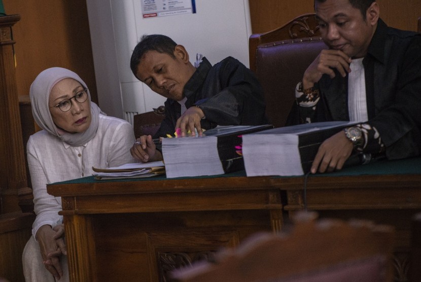 Terdakwa kasus dugaan penyebaran berita bohong atau hoaks, Ratna Sarumpaet (kiri) mengikuti sidang lanjutan di PN Jakarta Selatan, Jakarta, Selasa (26/3/2019).