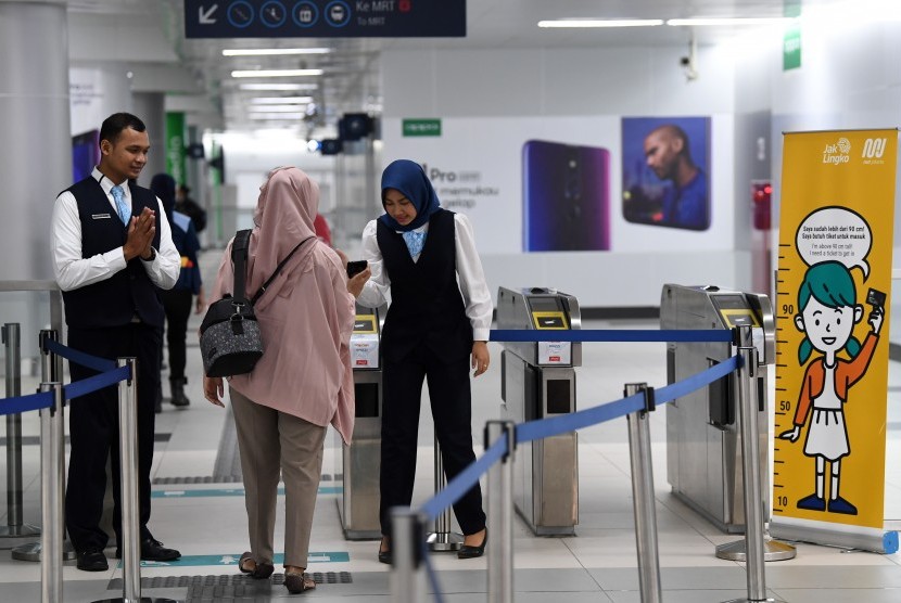Petugas mengecek data penumpang yang akan menaiki kereta MRT di Stasiun MRT Bundaran HI, Jakarta, Selasa (26/3/2019).
