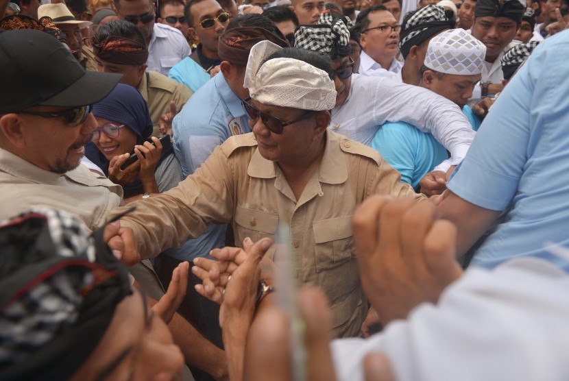 Calon Presiden nomor urut 02 Prabowo Subianto (tengah) menyapa para pendukungnya dalam kampanye terbuka di lapangan Kompyang Sujana, Denpasar, Selasa (26/3).