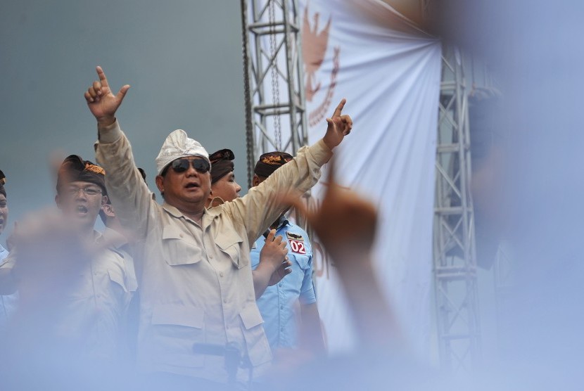 Calon Presiden nomor urut 02 Prabowo Subianto (kiri) menyampaikan orasi politiknya dalam kampanye terbuka di lapangan Kompyang Sujana, Denpasar, Selasa (26/3).