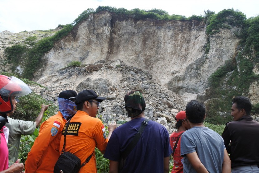 Puluhan rumah warga di Kampung Rawagede Cianjur terancam longsor karena tambang batu. Ilustrasi.