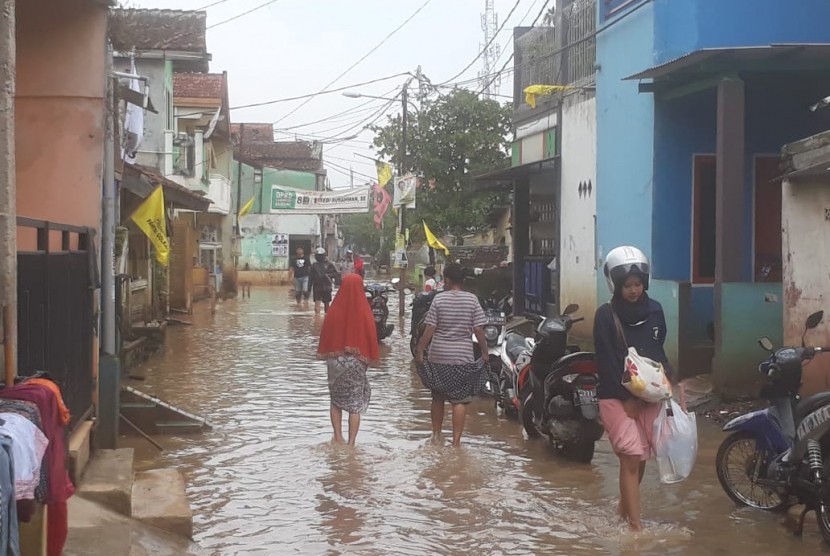 Hujan deras di wilayah Kabupaten Bandung membuat kampung Bojong Asih yang berada di bantaran sungai Citarum terendam banjir, Rabu (27/3).