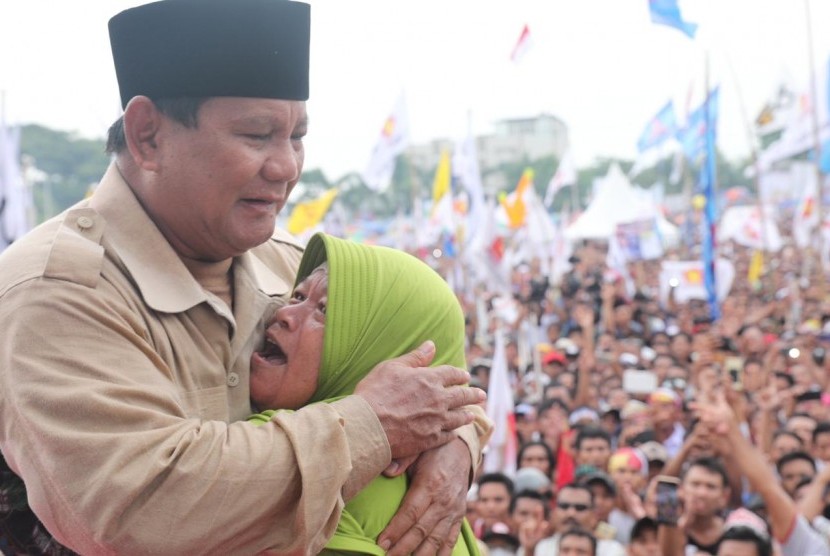 Calon presiden (capres) nomor urut 02 Prabowo Subianto memeluk seorang emak pada saat berkampanye di Lapangan Karang Pule, Mataram, NTB, Selasa (26/3). 