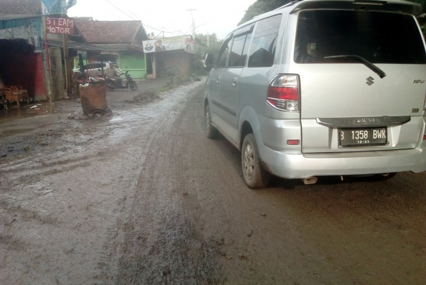 Bogor Segera Bangun Lingkar Gunung Sindur Sepanjang 7 Km. Jalan raya di Kecamatan Gunung Sindur rusak parah. 