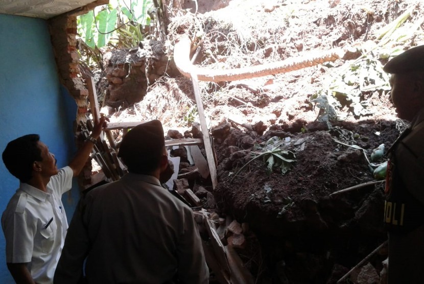 Bagian belakang dua rumah warga di Kampung Singalombang RT 01 RW 04, Desa  Sindangsari, Kecamatan Paseh, Kabupaten Bandung mengalami kerusakan berat.  Akibat terkena material longsoran dari tebing yang berada tidak jauh dari  lokasi rumah, Selasa (26/3) malam.