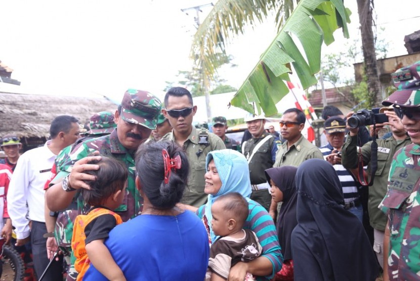 Panglima TNI menyapa warga usai menutup kegiatan TMMD ke-104 di Desa Jasugih, Kecamatan Bojong Kab Pandeglang, Banten. 