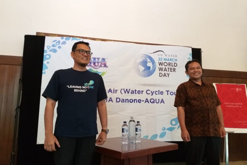Sustainable Development Director Danone Indonesia, Karyanto Wibowo dan Pakar Hidrologi dari Fakultas Kehutanan IPB, Nana Mulyana usai diskusi peringatan Hari Air Sedunia 2019 di Cianjur, Rabu (27/3).
