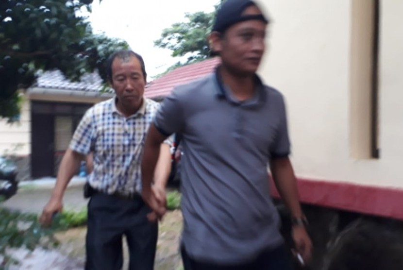 Petugas Kantor Imigrasi Kelas II Non TPI Sukabumi mengamankan tujuh orang WNA asal Tiongkok yang tengah bekerja membangun terowongan PLTA di Kecamatan Sagaranten Kabupaten Sukabumi Rabu (27/3