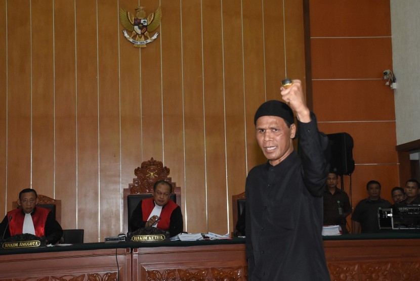 Terdakwa Hercules Rosario Marshal meluapkan emosinya seusai sidang putusan terkait kasus dugaan penguasaan lahan PT Nila Alam, Kalideres, Jakarta Barat, di Pengadilan Negeri Jakarta Barat, Rabu (27/3/2019). 