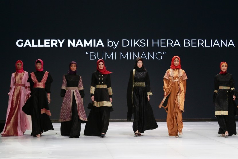 Model mengenakan busana rancangan Diksi Hera Berliana saat peragaan busana Bumi Minang pada ajang Indonesia Fashion Week (IFW) 2019 di Jakarta Convention Center, Jakarta, Rabu (27/3/2019).