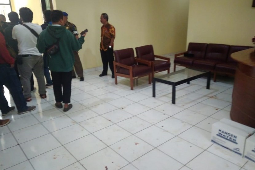  Kantor inspektorat Kabupaten Bandung yang dibobol maling, Kamis (28/3).  Terdapat bercak-bercak darah di lantai kantor tersebut yang berasal dari  darah pencuri. 