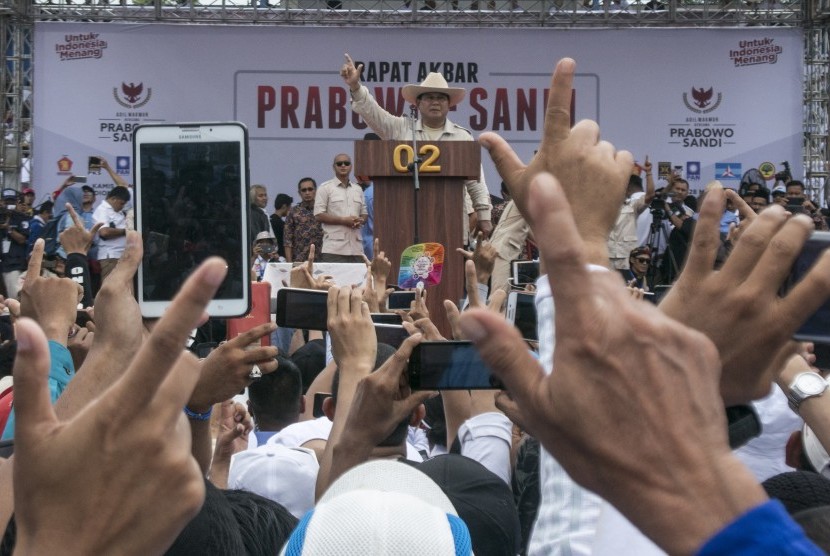 Calon Presiden nomor urut 02 Prabowo Subianto (tengah) menyampaikan orasi politik pada acara Rapat Akbar Prabowo-Sandi di Stadion Sidolig, Bandung, Jawa Barat, Kamis (28/3/2019). 