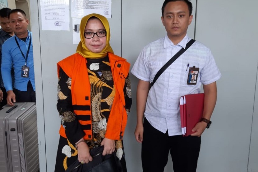 Terpidana kasus suap proyek PLTU Riau-1, Eni Maulani Saragih dieksekusi ke Lapas Klas II B Anak Wanita, Tanggerang pada Selasa (26/3). Eksekusi dilakukan karena putusan terhadap Politisi Golkar itu telah berkekuatan hukum. 