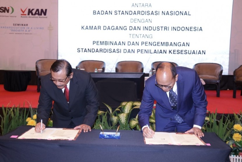 Kepala BSN Bambang Prasetya (kiri) menandatangani MOU Pembinaan dan Pengembangan Standardisasi dan Penilaian Kesesuaian di acara Seminar Standardization In A Living Society 5.0.