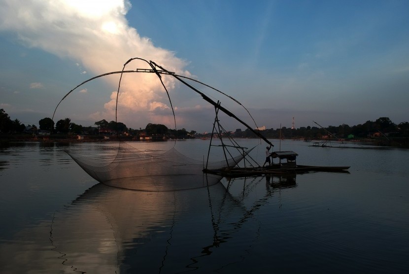 Danau Sipin di Jambi Hadirkan Paket Wisata Edukasi Membatik. Nelayan menangkap ikan menggunakan jaring angkat tradisional di Danau Sipin, Telanaipura, Jambi, Kamis (28/3/2019).