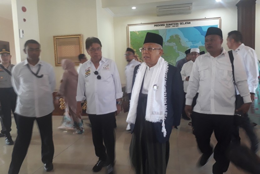  Calon Wakil Presiden nomor urut 01, KH. Ma'ruf Amin saat tiba  di Bandara Sultan Mahmud Badaruddin Palembang dalam rangka melakukan safari  politik ke sejumlah titik di Sumatera Selatan, Jumat (29/3).